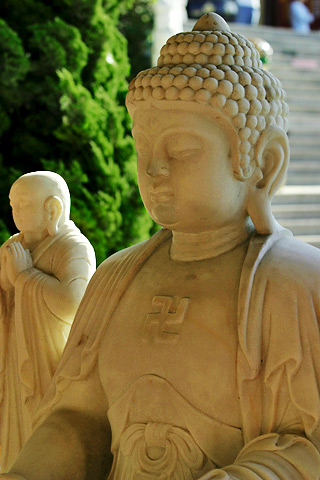 Buddah mit Hakenkreuz